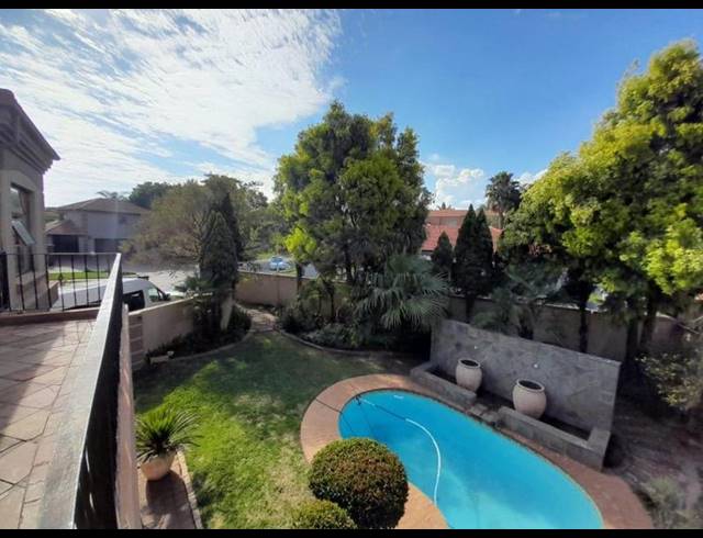 4 BEDROOM HOUSE FOR SALE IN VAN RIEBEECK PARK